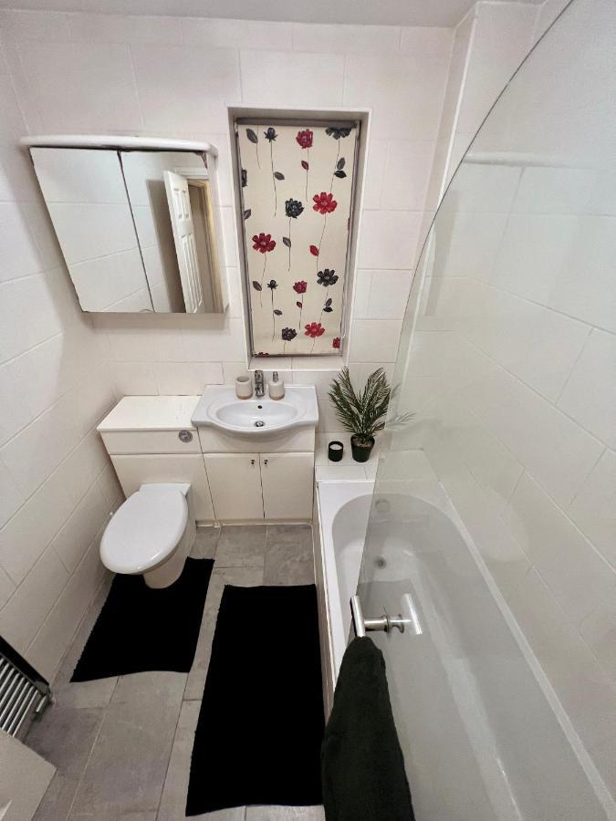 Entire 3 Bedroom End Of Terrace House! Thamesmead  Extérieur photo