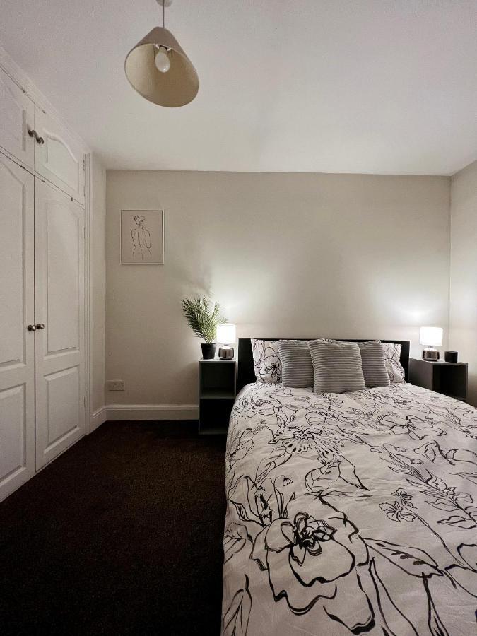 Entire 3 Bedroom End Of Terrace House! Thamesmead  Extérieur photo