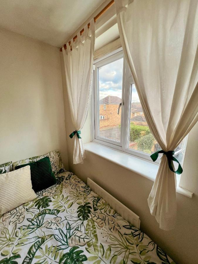 Entire 3 Bedroom End Of Terrace House! Thamesmead  Extérieur photo