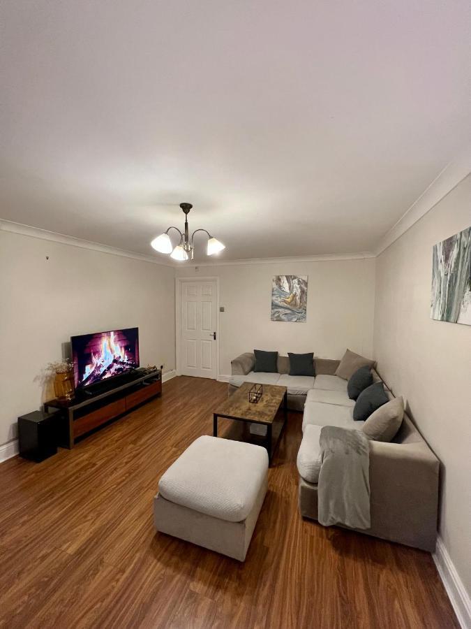 Entire 3 Bedroom End Of Terrace House! Thamesmead  Extérieur photo
