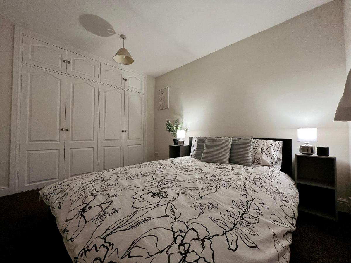 Entire 3 Bedroom End Of Terrace House! Thamesmead  Extérieur photo