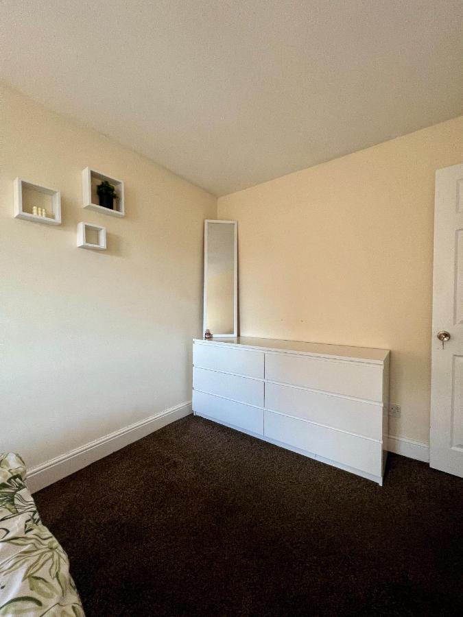 Entire 3 Bedroom End Of Terrace House! Thamesmead  Extérieur photo