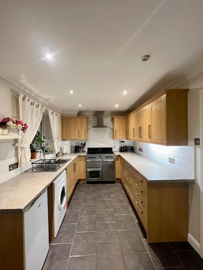 Entire 3 Bedroom End Of Terrace House! Thamesmead  Extérieur photo
