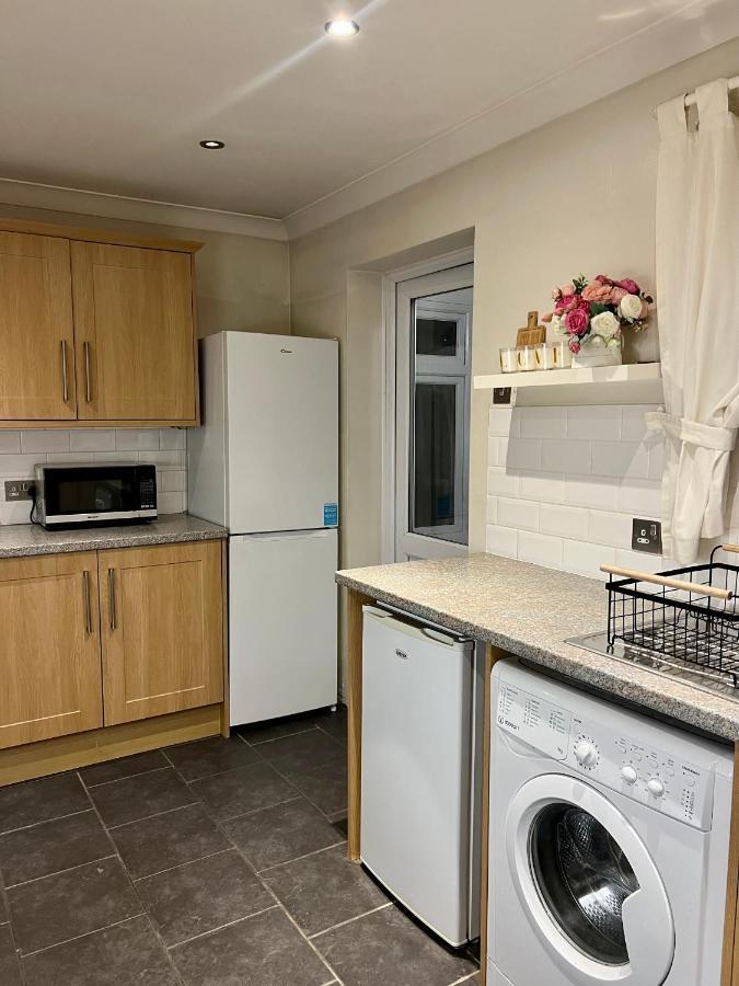 Entire 3 Bedroom End Of Terrace House! Thamesmead  Extérieur photo